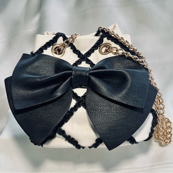 💥SALE💥 Betsey Johnson Bow Satchel‎ Pebble Texture Faux Leather Gold Chain EUC - Picture 1 of 16